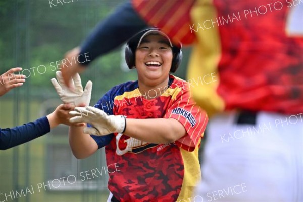 【決勝・グラティアスウイッシュ―ＪＢＣ札幌】グラティアスウイッシュは六回、右中間三塁打で出塁した木下がボークで生還し貴重な４点目を入れる