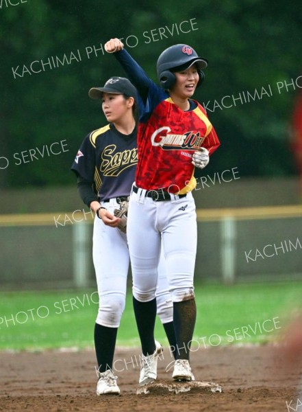 【決勝・グラティアスウイッシュ―ＪＢＣ札幌】三回、二塁打で塁上でガッツポーズをとる