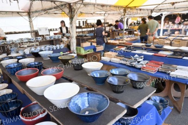約２０万点の陶磁器が並ぶ会場（２８日午後２時ごろ）