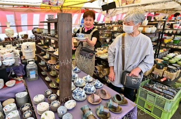 全国の窯元から集めた陶磁器を品定めする来場客（２９日午前１０時４０分ごろ、塩原真撮影）
