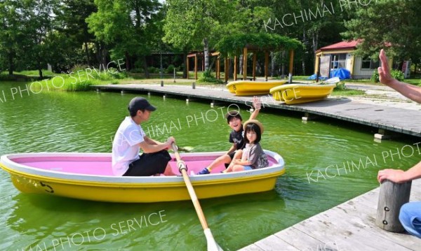 緑ケ丘公園のボート再開　水辺に笑顔 2