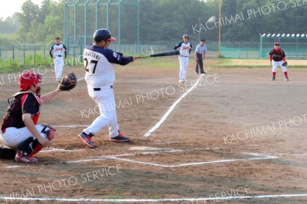３６チームの熱戦火ぶた　連盟旗野球開幕