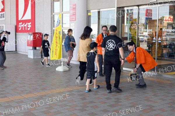 来店客にポケットティッシュを配り啓発する参加者