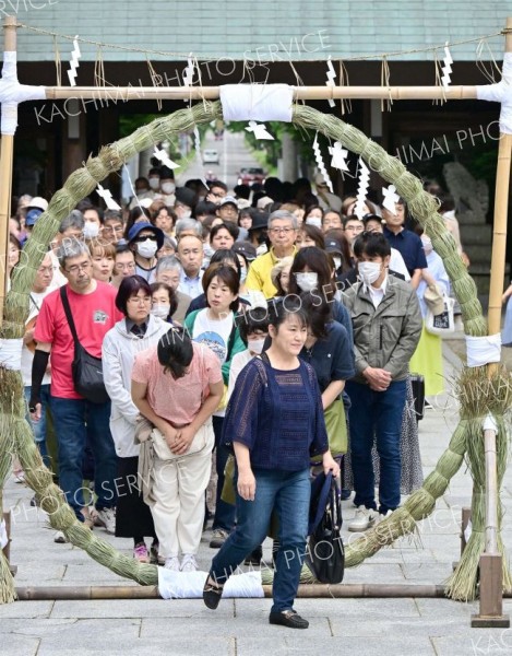 無病息災願い「茅の輪」くぐり　帯廣神社で夏詣始まる