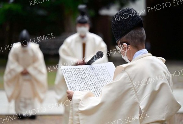 祭事と執り行う神職（塩原真撮影）