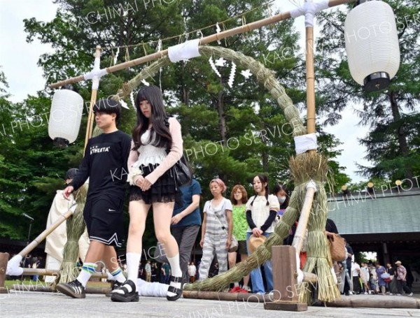 列をなし茅の輪をくぐる参拝者（塩原真撮影）