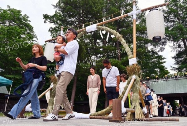 列をなし茅の輪をくぐる参拝者（３０日、帯廣神社で。塩原真撮影）