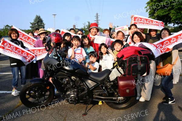 還暦で日本　相棒のバイクと１万２５００キロ旅完遂