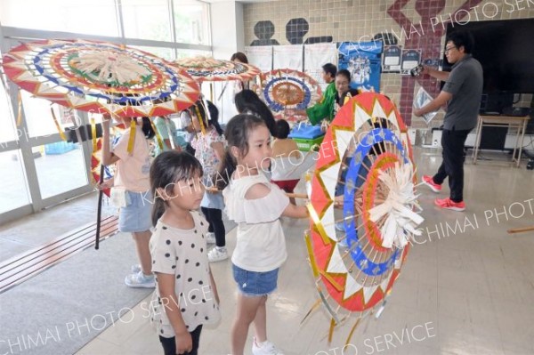 傘踊りに児童興味津々　保存会が池田小で披露