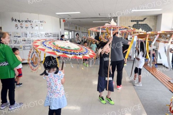 傘踊りに児童興味津々　保存会が池田小で披露 2