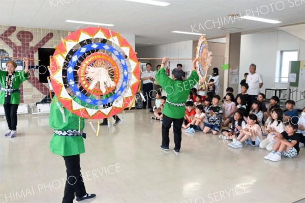傘踊りに児童興味津々　保存会が池田小で披露 4
