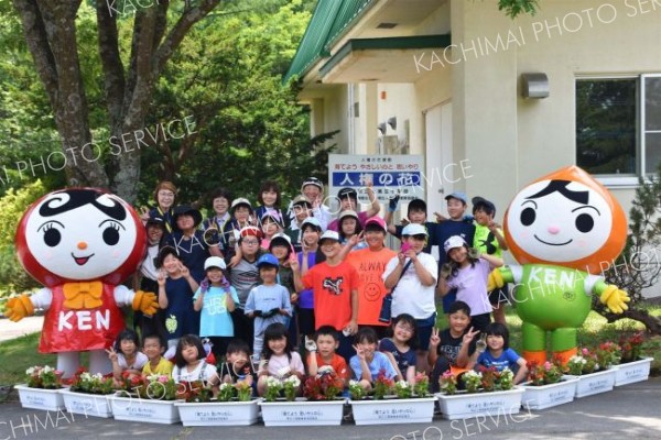 上美生小学校で人権の花運動
