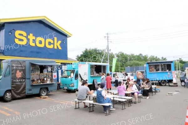 店もキッチンカーも青で統一　新得「ｓｔｏｃｋ」でイベント