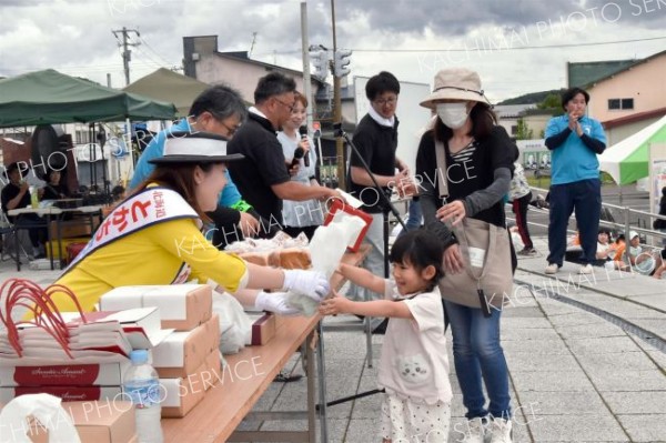 地元のグルメやステージショーなど多彩なプログラムを楽しんだ