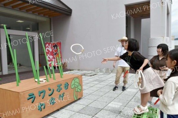 地元のグルメやステージショーなど多彩なプログラムを楽しんだ