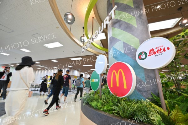 新規入店した鳥せいやマクドナルドなどの看板