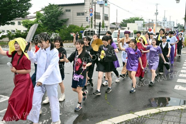 元気な掛け声を上げながら仮装姿で練り歩く生徒たち（４日午前１１時２０分ごろ、帯広市内の電信通で。須貝拓也撮影）