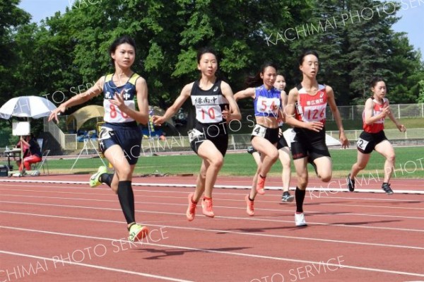 【３年女子１００メートル決勝】準決勝で全国標準を切った中鉢杏（左、札内）はタイムをさらに伸ばし１２秒４０で優勝した