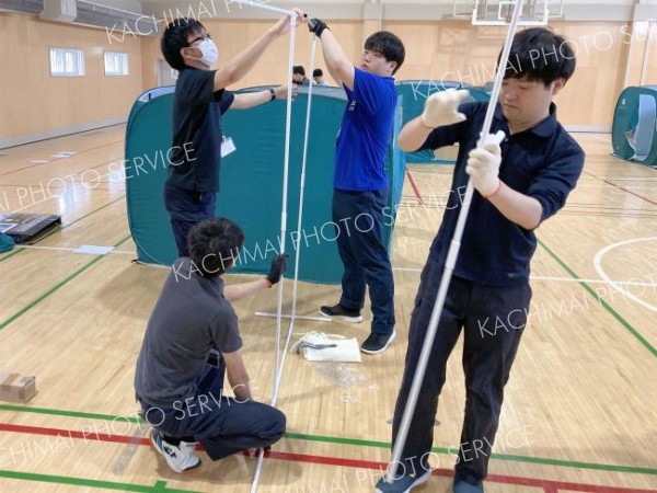 防災資機材の取り扱いなどについて訓練する職員ら