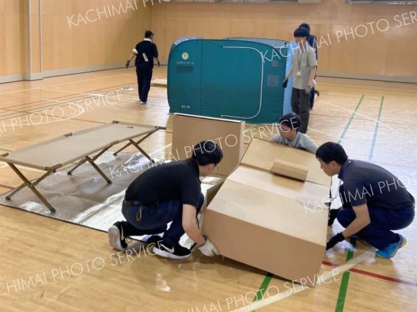 防災資機材の取り扱いなどについて訓練する職員ら