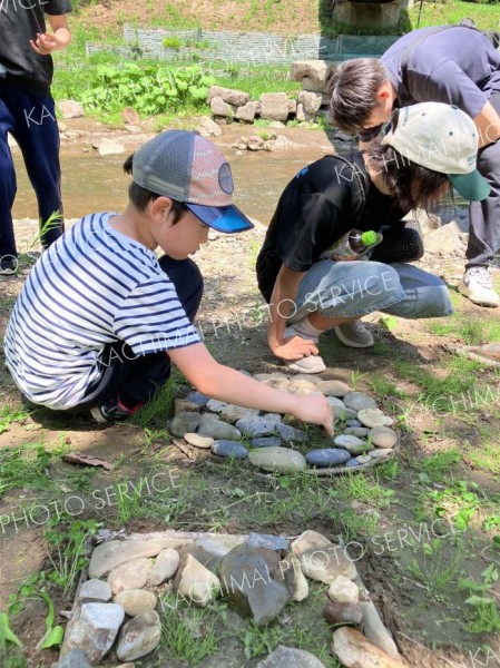 石ころ探検をテーマに楽しんだネイチャーゲーム