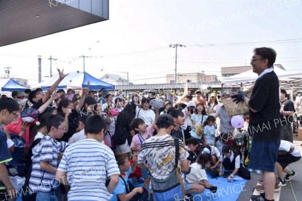 めむろみなくろ商店会のくるくる祭り　お菓子まきに子どもたちの歓声