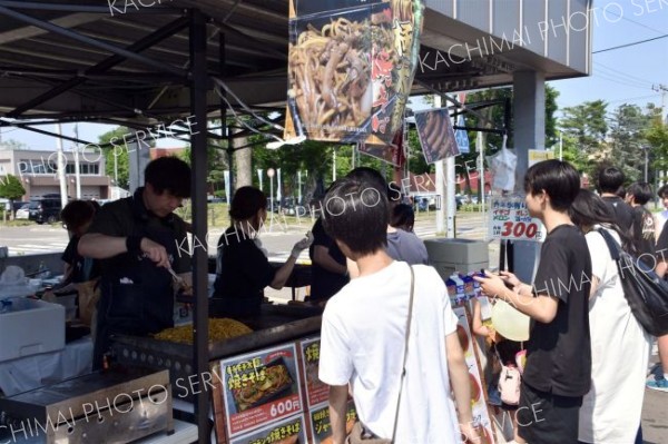 出店した飲食を楽しむ来場者たち