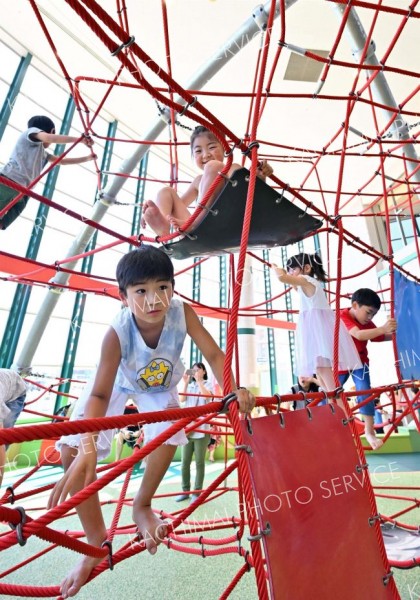 多くの子どもたちが詰めかけたフレスポスズランプラザ内の遊戯施設（５日午１０時半ごろ、塩原真撮影）