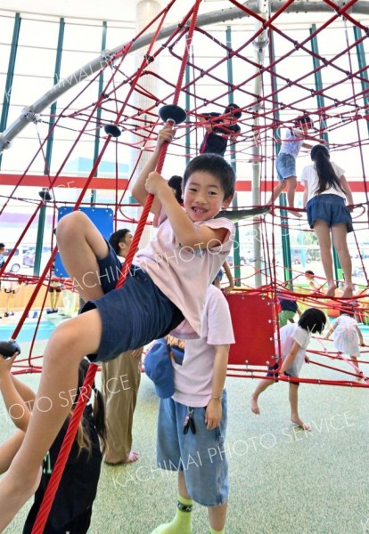 多くの子どもたちが詰めかけたフレスポスズランプラザ内の遊戯施設（５日午１０時５０分ごろ、塩原真撮影）