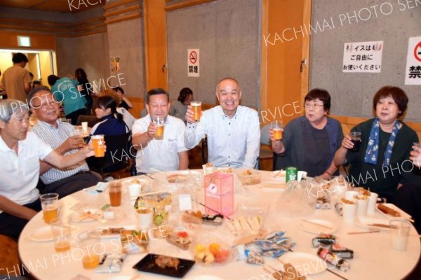 暑気払いを楽しむ参加者