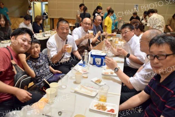 飲み物や食べ物を楽しむ参加者