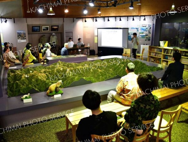 日高山脈山岳センターで開かれた記念講演会