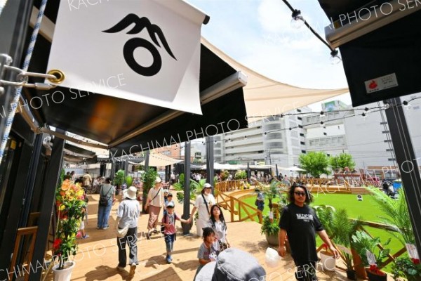 オープンに合わせて多くの親子連れらが来場した藤丸パーク（６日、午前１１時４５分ごろ、塩原真撮影）