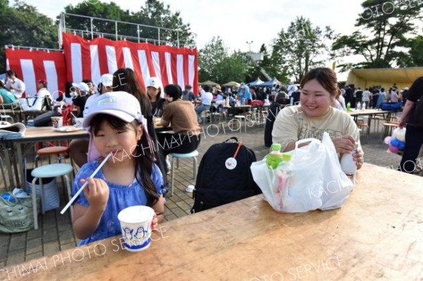 かき氷を味わう子ども