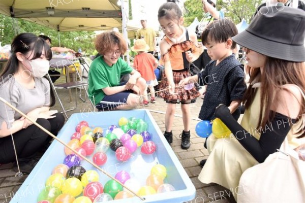 ヨーヨー釣りを楽しむ子ども