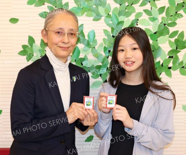 町内の子どもがデザインのピンバッチ　清水町共同募金委員会が作成