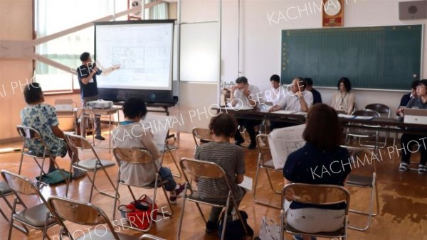 旧利別小跡地活用の子育て支援施設の基本設計を説明　池田町