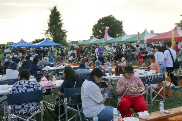地域住民ら３２０人がビアガーデン満喫　池田「こんぱす」