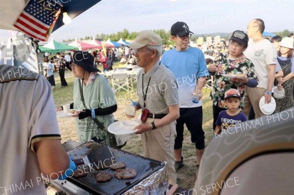 地域住民ら３２０人がビアガーデン満喫　池田「こんぱす」 3