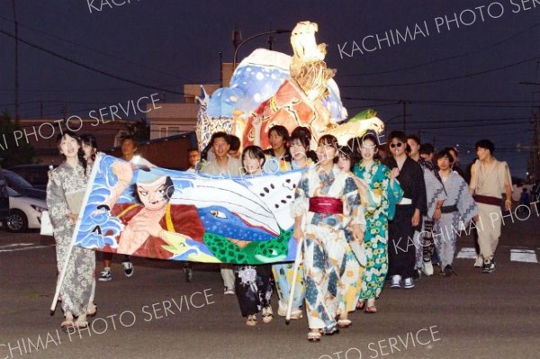 広尾高校の行燈秒列　掛け声に合わせて町内練り歩く