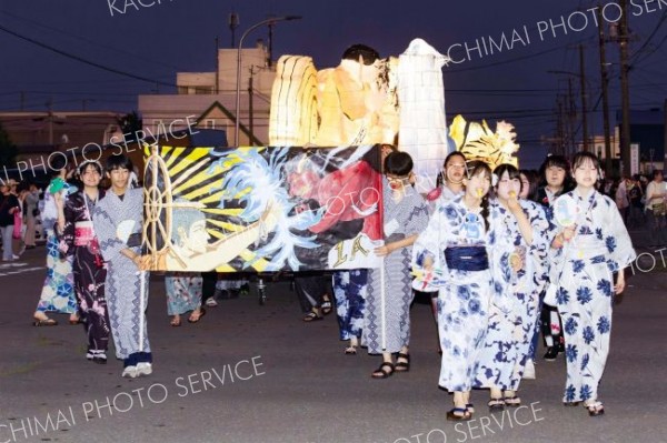 町民らを楽しませた広高祭の「行燈行列」（石原秀樹通信員撮影）