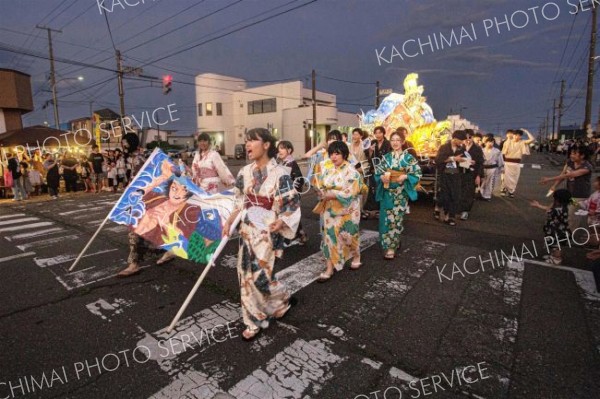 町民らを楽しませた広高祭の「行燈行列」（石原秀樹通信員撮影）