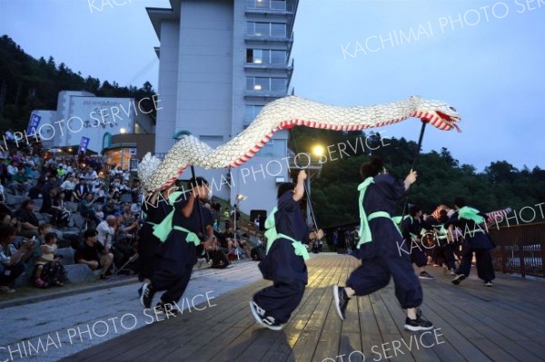 半世紀以上にわたって伝承される舞が大勢の観客の前で披露された（助川かおる通信員撮影）
