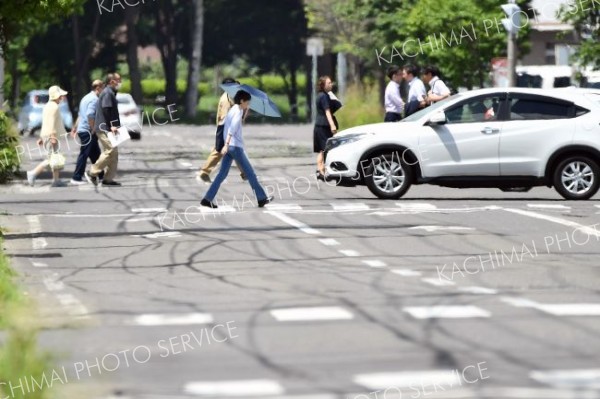 今季初の猛暑日　帯広３５・２度　管内に熱中症警戒アラート　あす３７度予想 写真7（７日午前１０時半ごろ、帯広市内で。塩原真撮影）