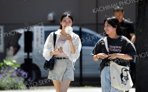 今季初の猛暑日　帯広３５・２度　管内に熱中症警戒アラート　あす３７度予想 写真8（７日午前１１時半ごろ、帯広市内で。塩原真撮影）
