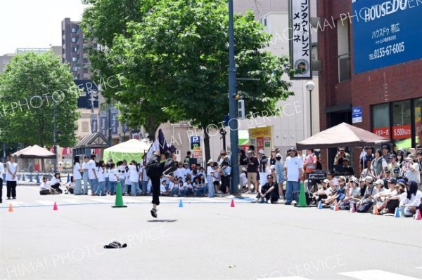 大勢の観客の前でソロダンスを披露するスタジオの生徒