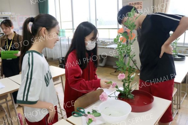 基本教わり鮮やかに生け花　士幌中央中で体験会