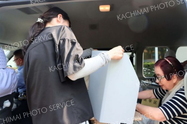 車を使った移動式期日前投票所で投票する有権者