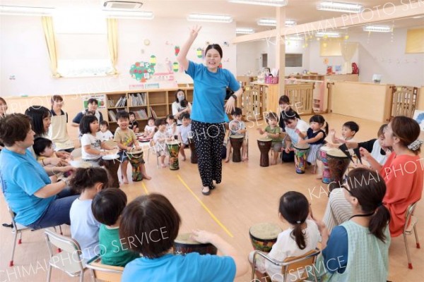 大きな音出て「うれしい！」　ぷちとまとほいくえんスマイル打楽器体験