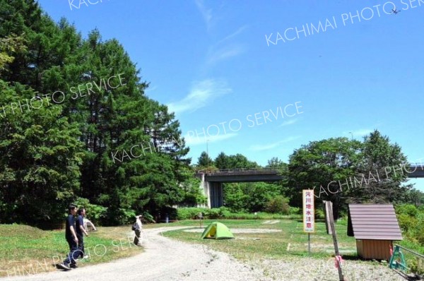 河川敷にいるクマをけん制しながらキャンパーに避難を指示するドローン（右上）